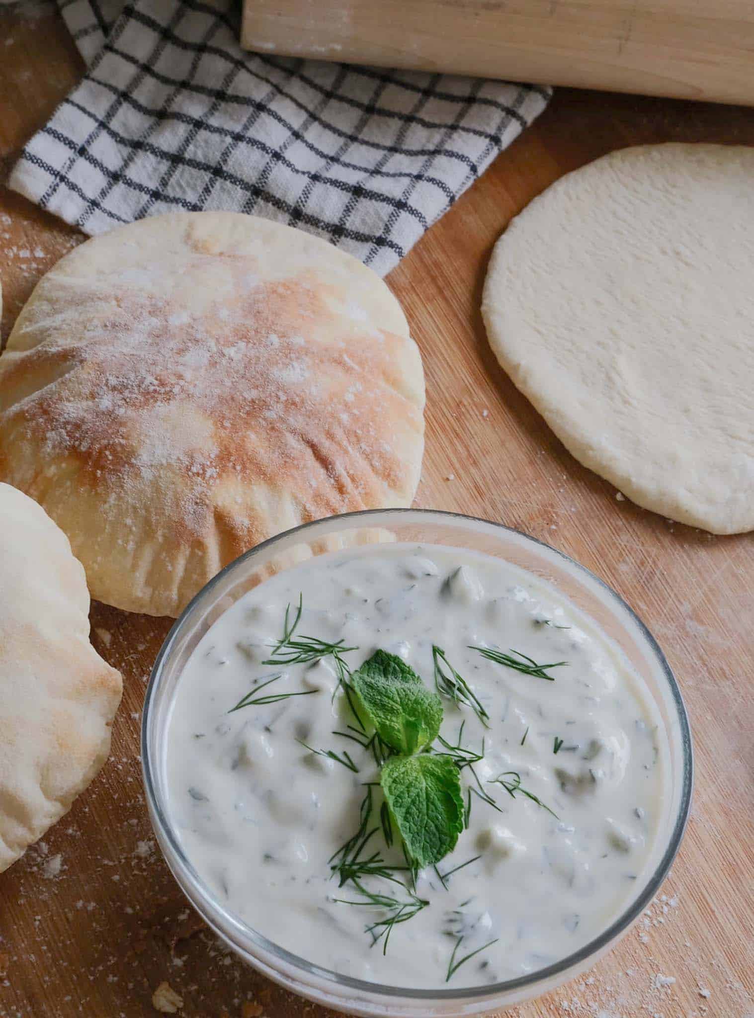 Garlicky ogurt cucumber sauce with freshly baked pita bread