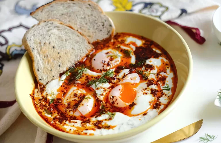 Turkish Eggs - Çılbır with bread