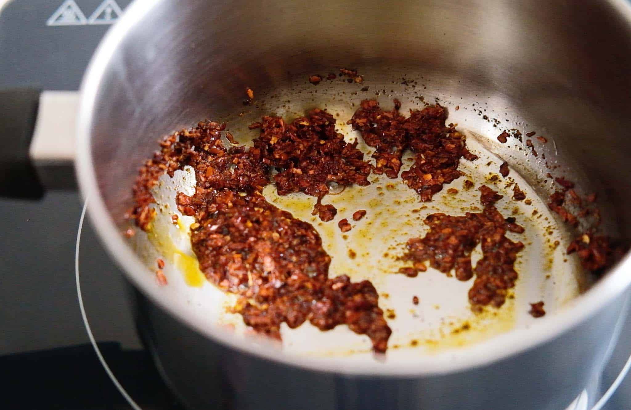  Step 1_How to make tom yum chicken_lighlty toast the chili flakes