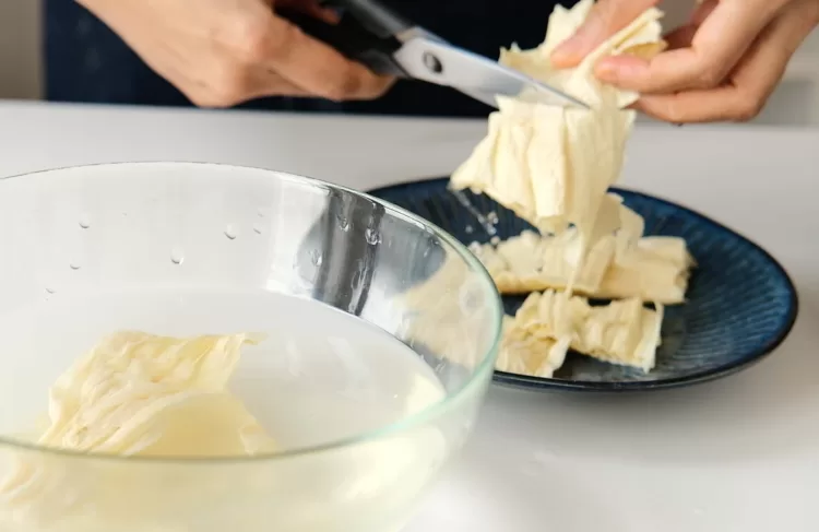 Cutting the soft beancurd