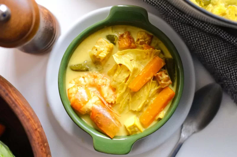 Indonesian turmeric curry with tofu, tempeh & vegetables - Sayur lodeh