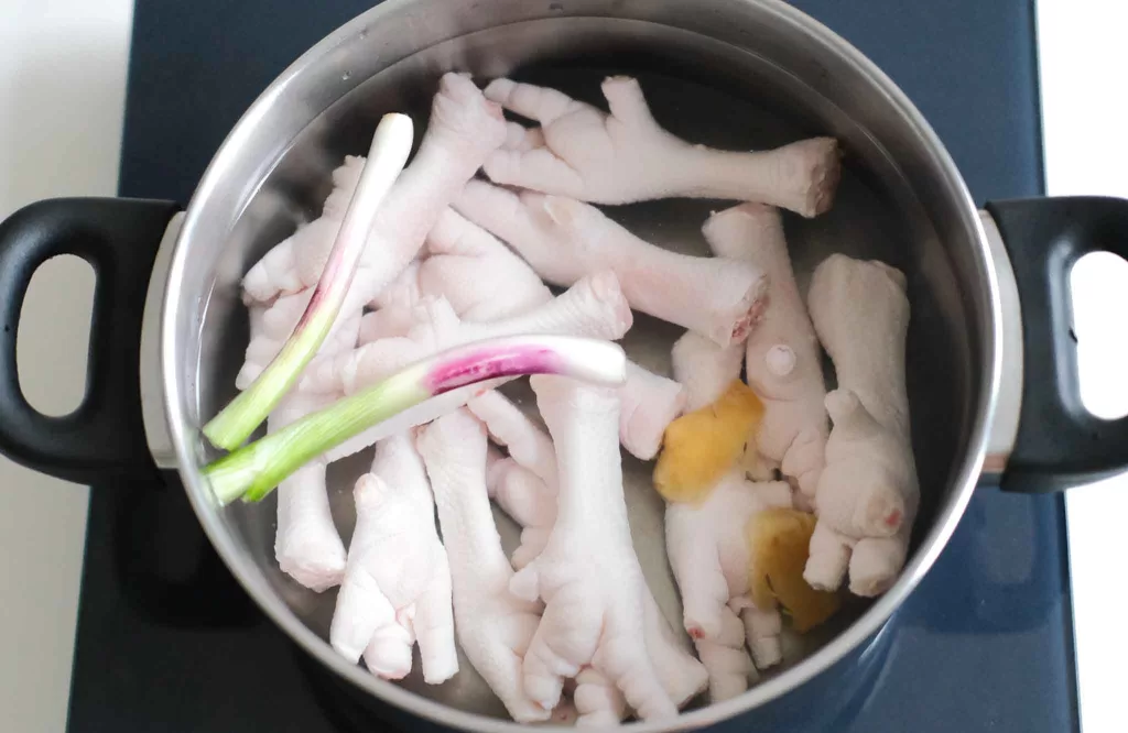 Step1_Combining chicken feet with ginger and spring onion