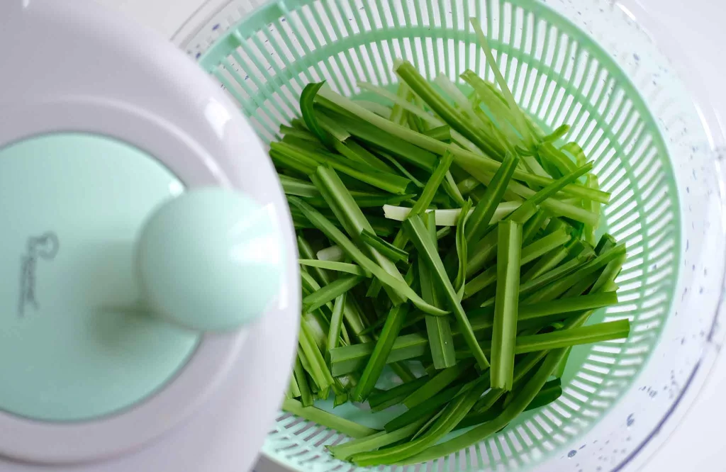 Drying veggies in a salad spinner