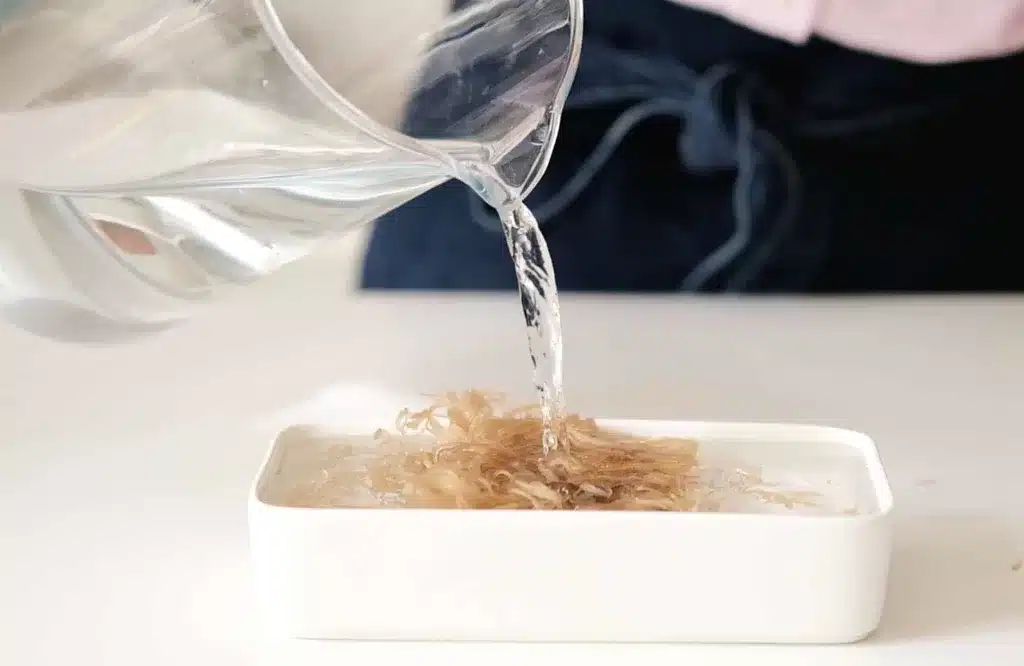 Soaking brown rice noodle in water