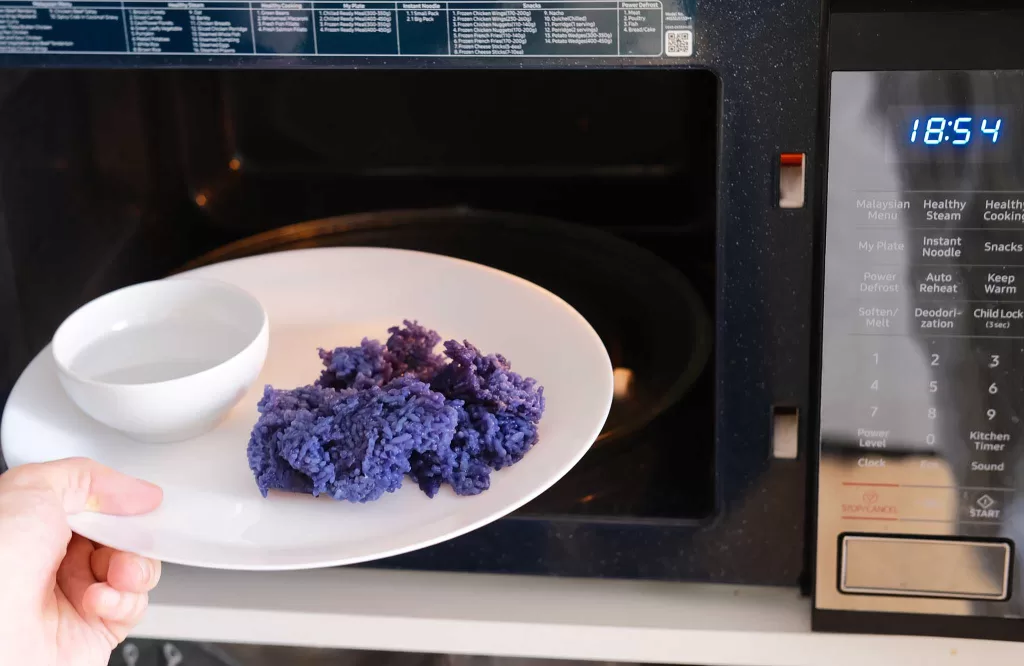 Heating blue sticky rice in a Microwave