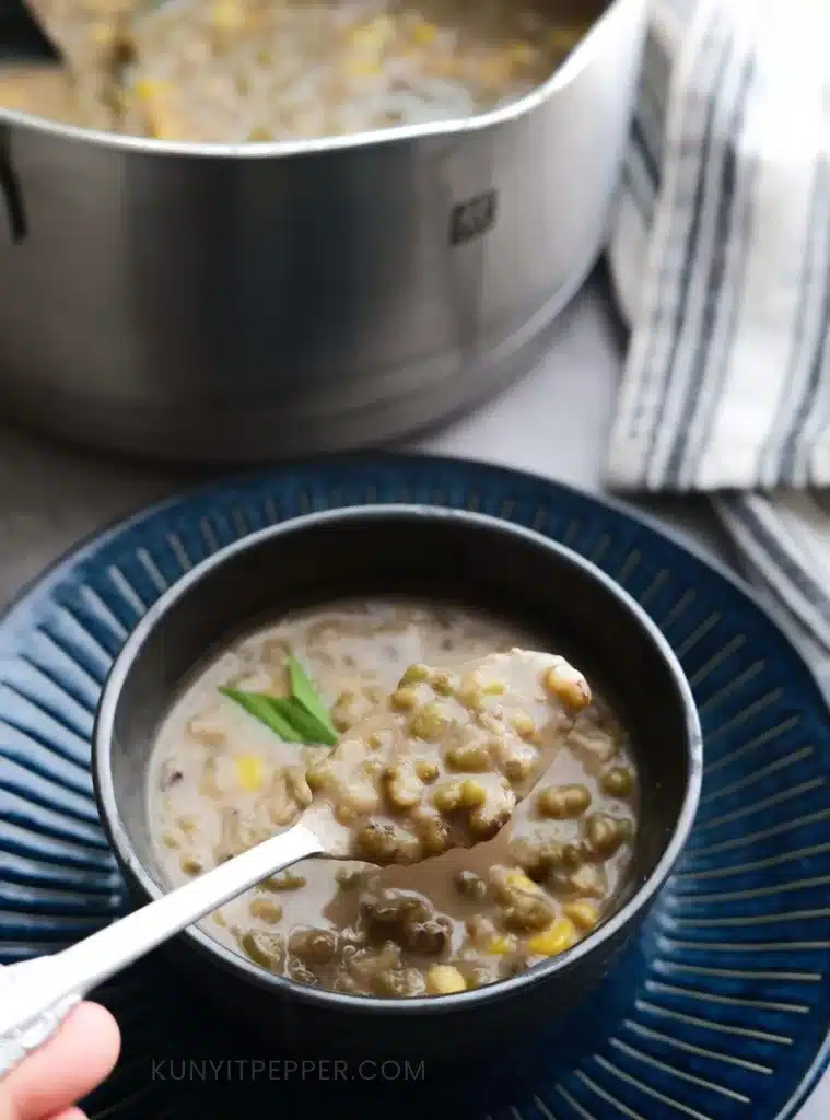 Scooping mung bean dessert with a spoon in a bowl.1