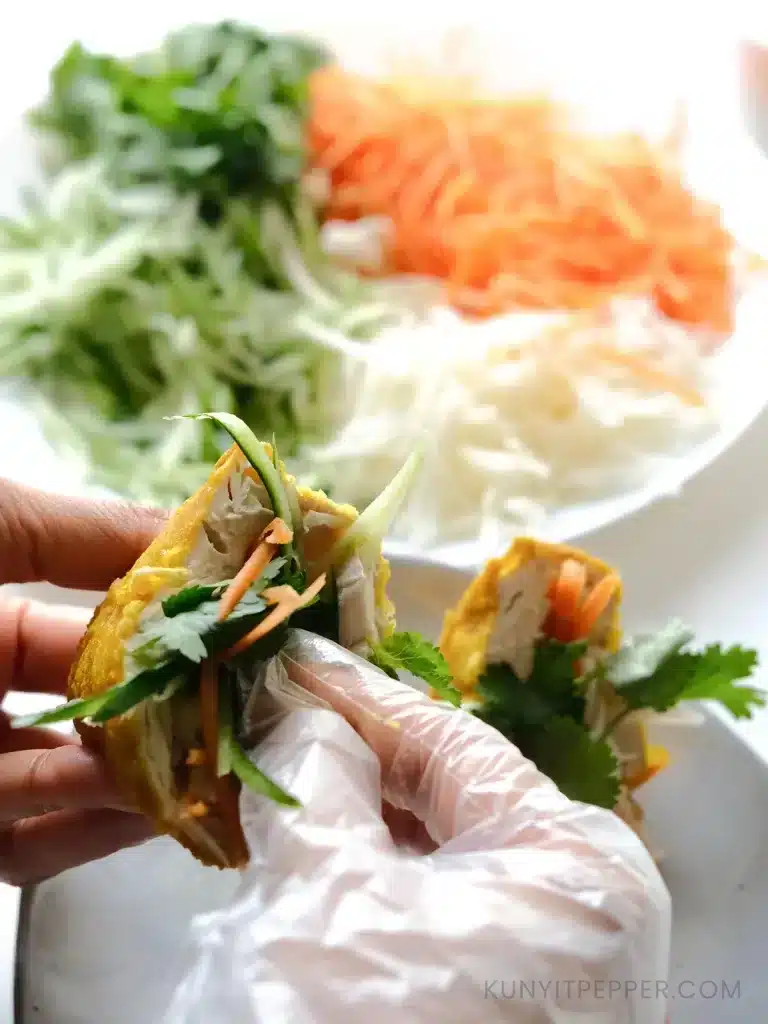 Stuffing vegetables into tofu pocket